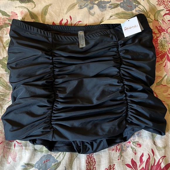 RAISINS CURVE Size 16W PinUp Girl Ruched Swim Skirt Stretch Sexy Slim $119 NEW - Picture 14 of 16